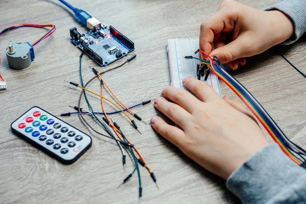 Quel est le meilleur kit de développement Arduino pour les débutants en robotique ?