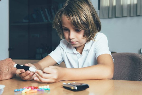 Quelles stratégies pour un lancement de produit via les médias sociaux pour une entreprise de jouets connectés?