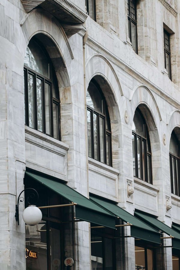 Comment mettre en œuvre une architecture serverless pour une application de e-commerce?